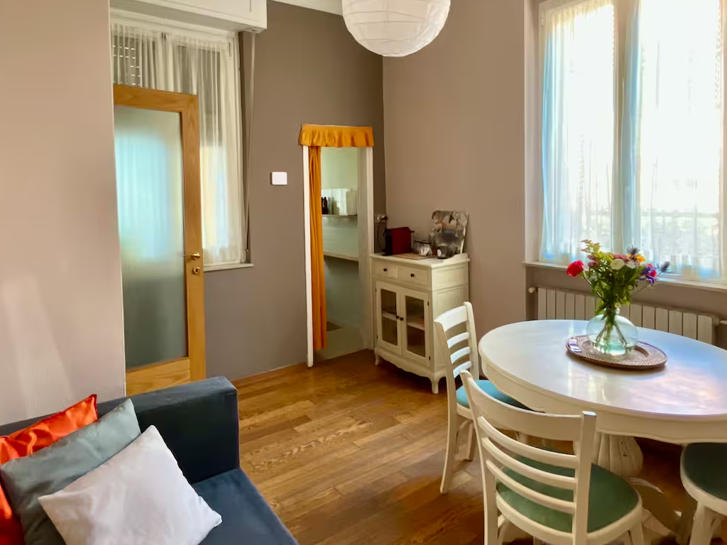 Giona's Casa Indipendente su Airbnb